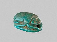 Aeg F 34  Aeg F 34, Skarabäus, Blaue Fayence, L 1,0 cm, B 0,7 cm, H 1,0 cm